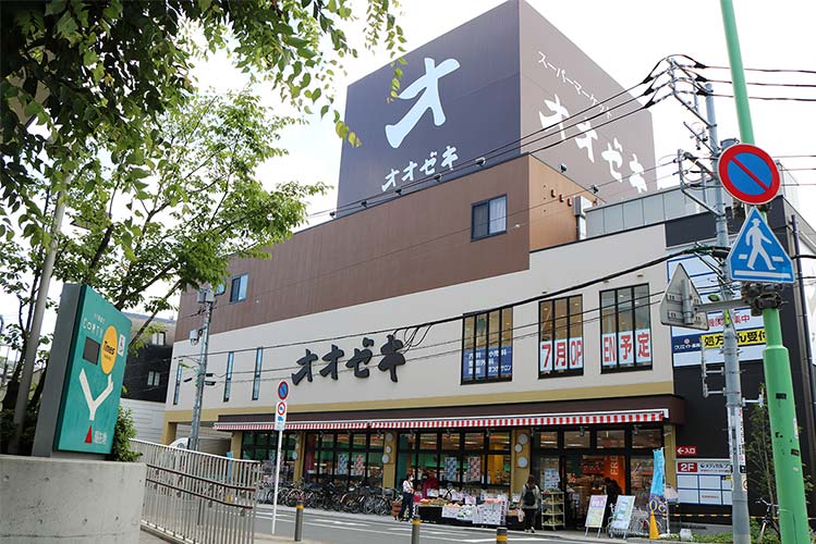 5.スーパーマーケットオオゼキが見えてきます。こちらの2階にあります。